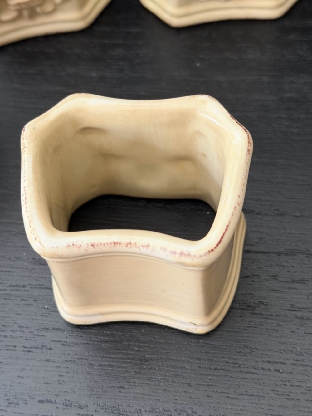 Artimino Beige Fleur-de-Lis Ceramic set of 4 napkin rings - Picture 5 of 12